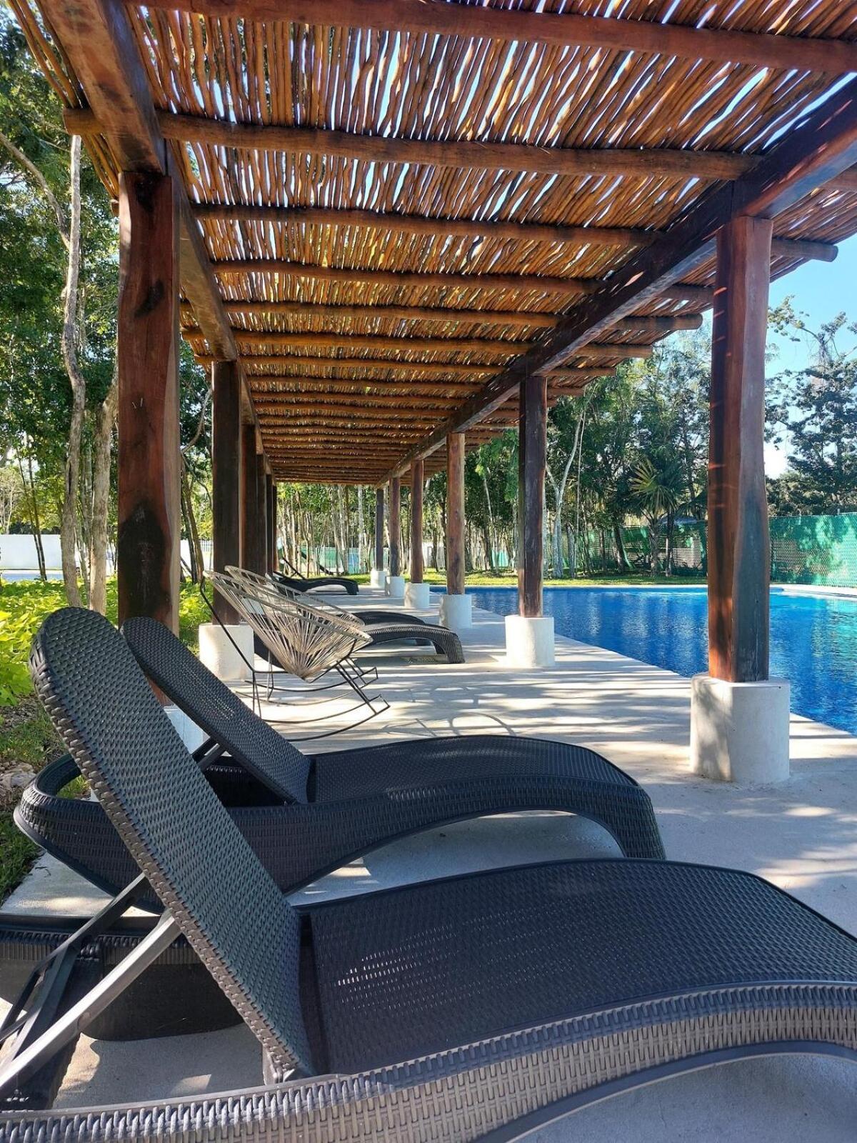 With 3 Bedrooms, Ac, Pool And Clubhouse *